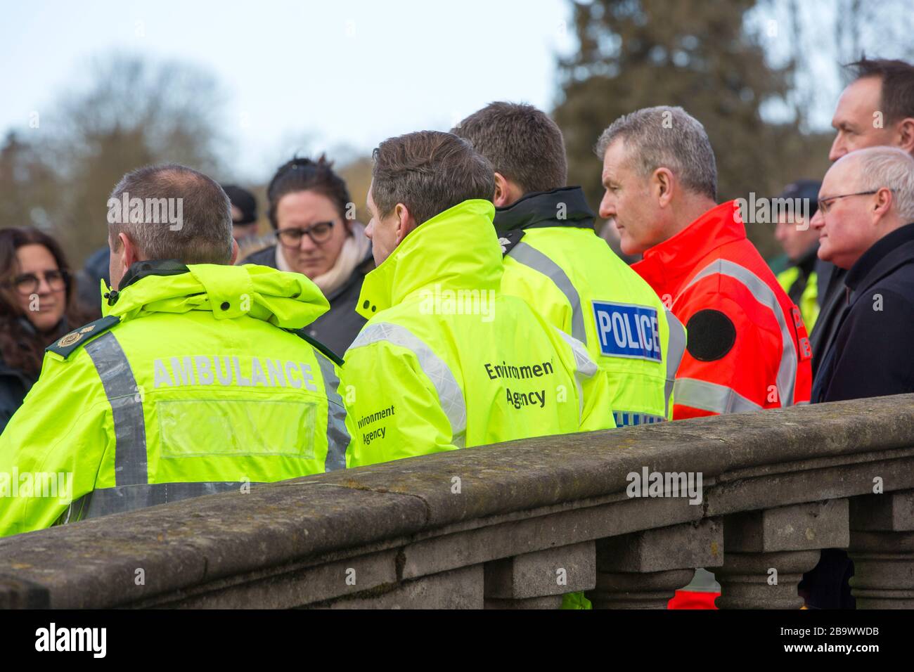 Die Mitarbeiter der Polizei, des Ambulance and Environment Agency halten eine Pressekonferenz über das Hochwasser in Bewdley, Worcestershire, ab, als der River Severn seine durchbrach Stockfoto