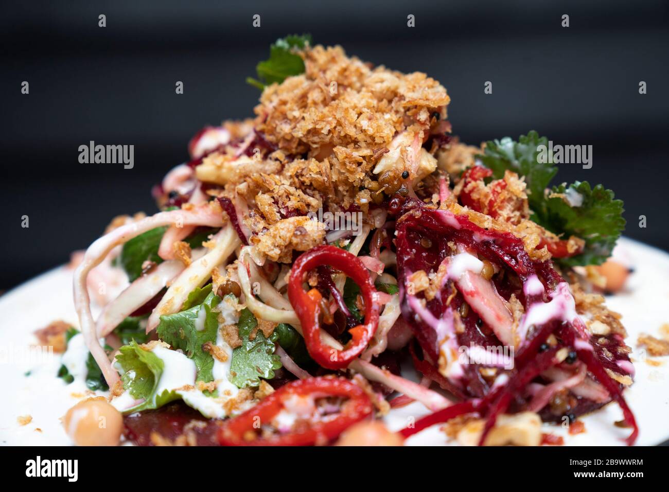 Rote Bete Thoran, knusprige Schalotte, von Indien inspirierter Salat trockener Curry mit Kokosnuss Stockfoto