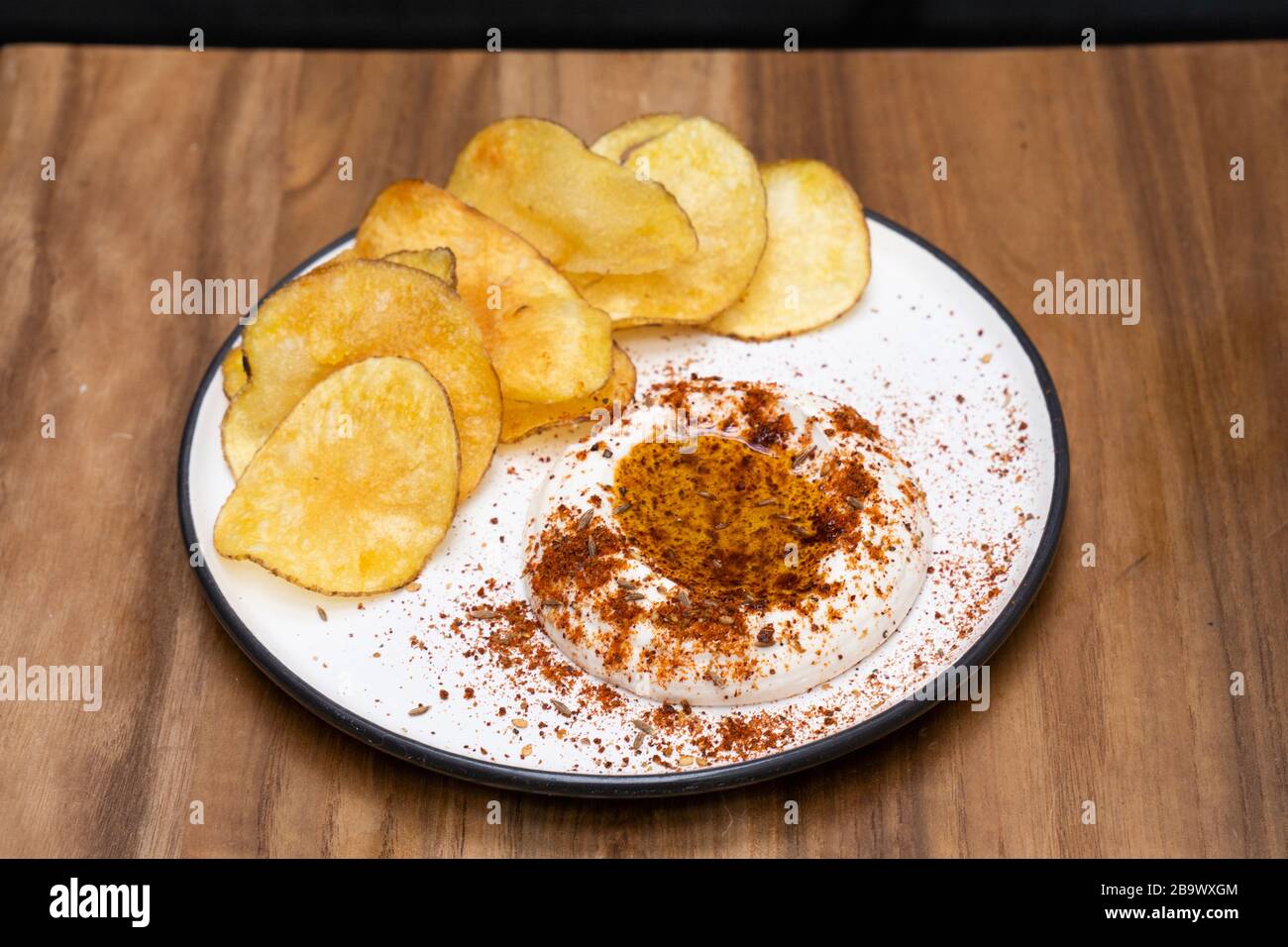 Taramosalata mit baharat Gewürzmischung aus dem Nahen Osten und Chips Stockfoto