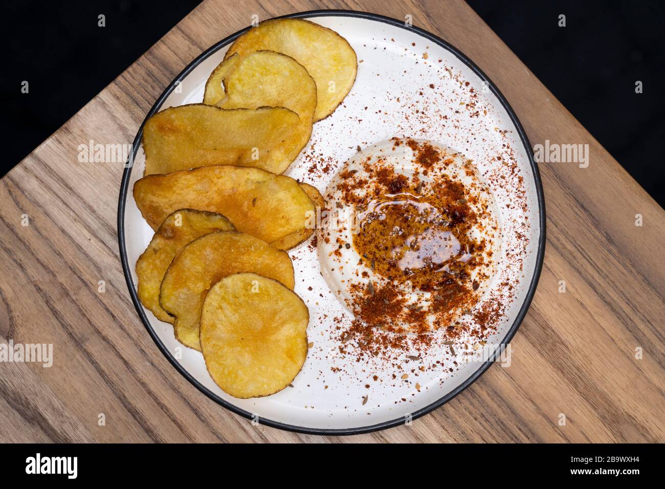 Taramosalata mit baharat Gewürzmischung aus dem Nahen Osten und Chips Stockfoto
