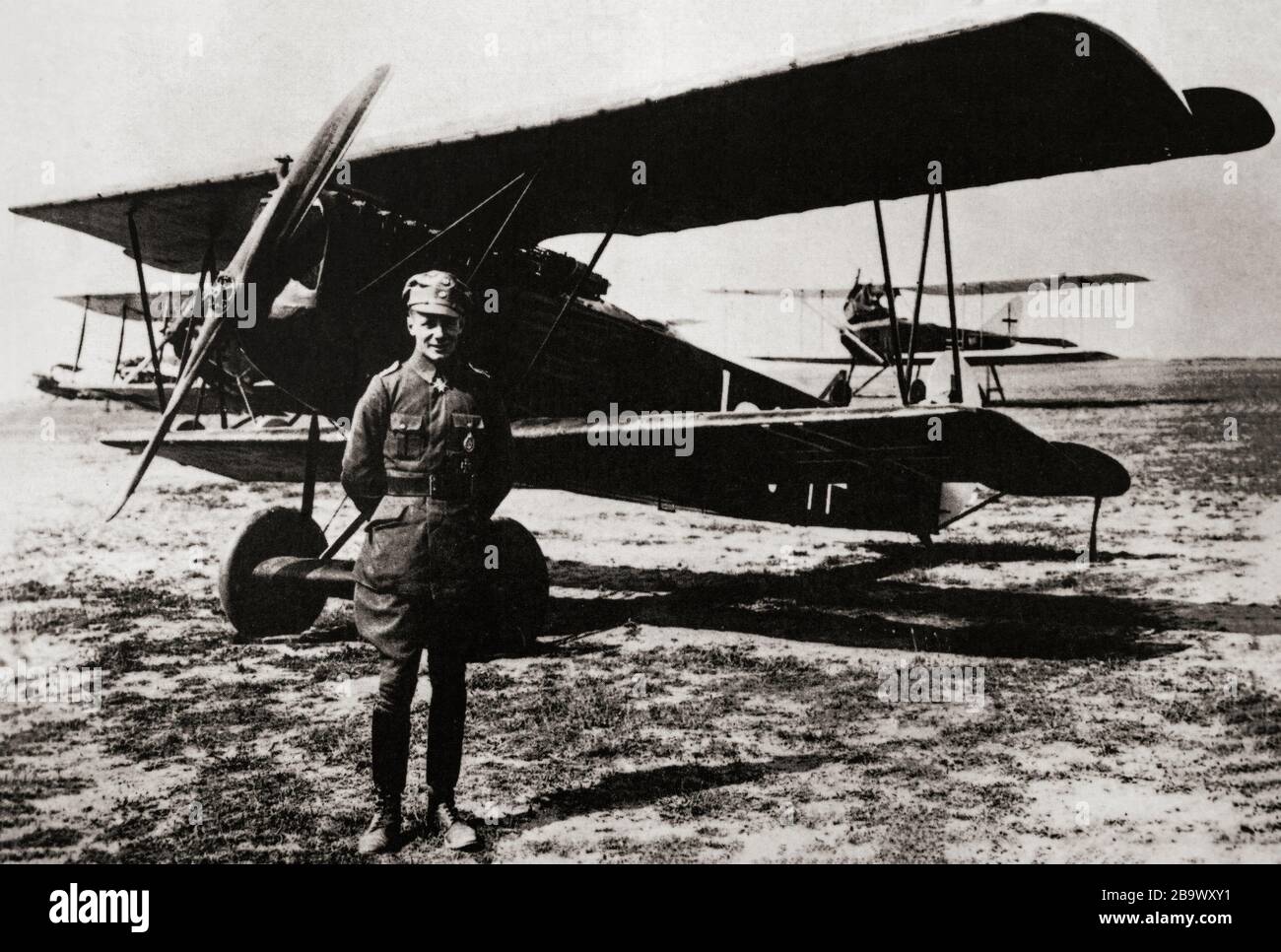Ernst Udet (1896-1941), vor seinem Fokker D VII Udet trat mit 19 Jahren in den Kaiserlichen Deutschen Luftdienst ein und wurde schließlich zu einem bemerkenswerten fliegenden Ass des ersten Weltkriegs und erzielte bis zum Ende seines Lebens 62 bestätigte Siege. Stockfoto