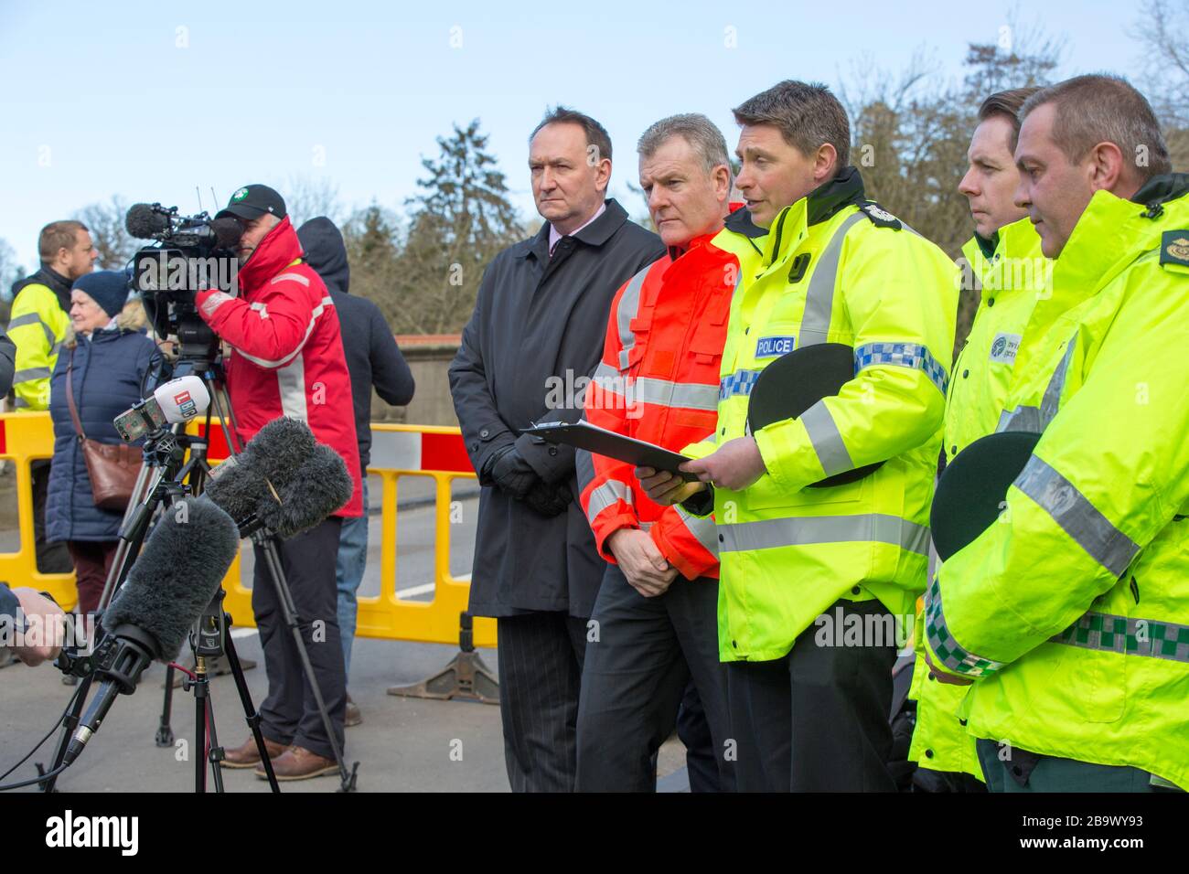 Die Mitarbeiter der Polizei, des Ambulance and Environment Agency halten eine Pressekonferenz über das Hochwasser in Bewdley, Worcestershire, ab, als der River Severn seine durchbrach Stockfoto
