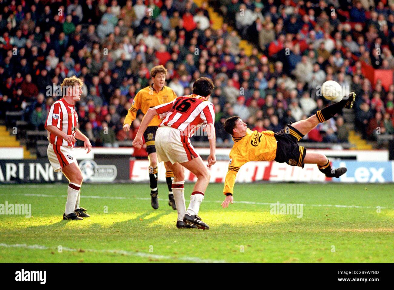 LIVERPOOLS SCHUSS VON ROBBIE FOWLER GEHT WEIT VON DEM TOR VON SHEFFIELD UNITED V. LIVERPOOL Stockfoto