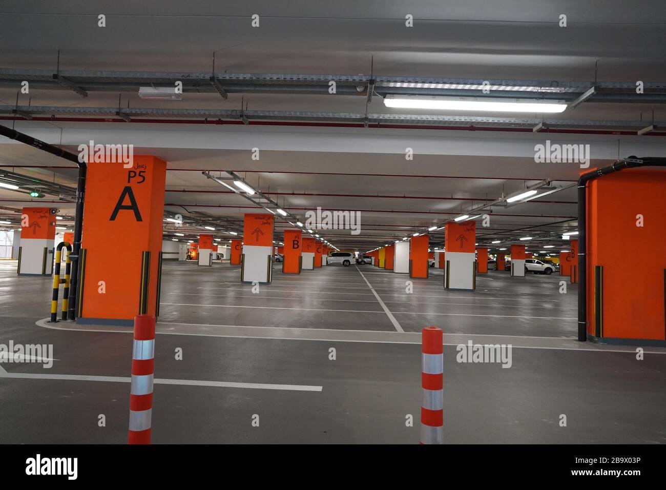 Dubai UAE Dezember 2019 unterirdischer Parkplatz, der fast leer ist. Leere Garage im Untergeschoss des Bürogebäudes. Monolithische Stahlbetonböden Stockfoto
