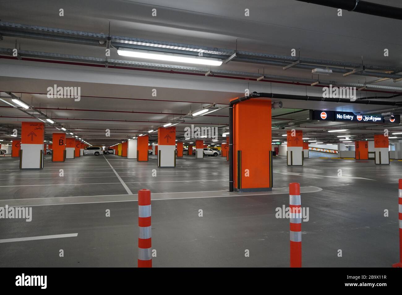 Dubai UAE Dezember 2019 unterirdischer Parkplatz, der fast leer ist. Leere Garage im Untergeschoss des Bürogebäudes. Monolithische Stahlbetonböden Stockfoto