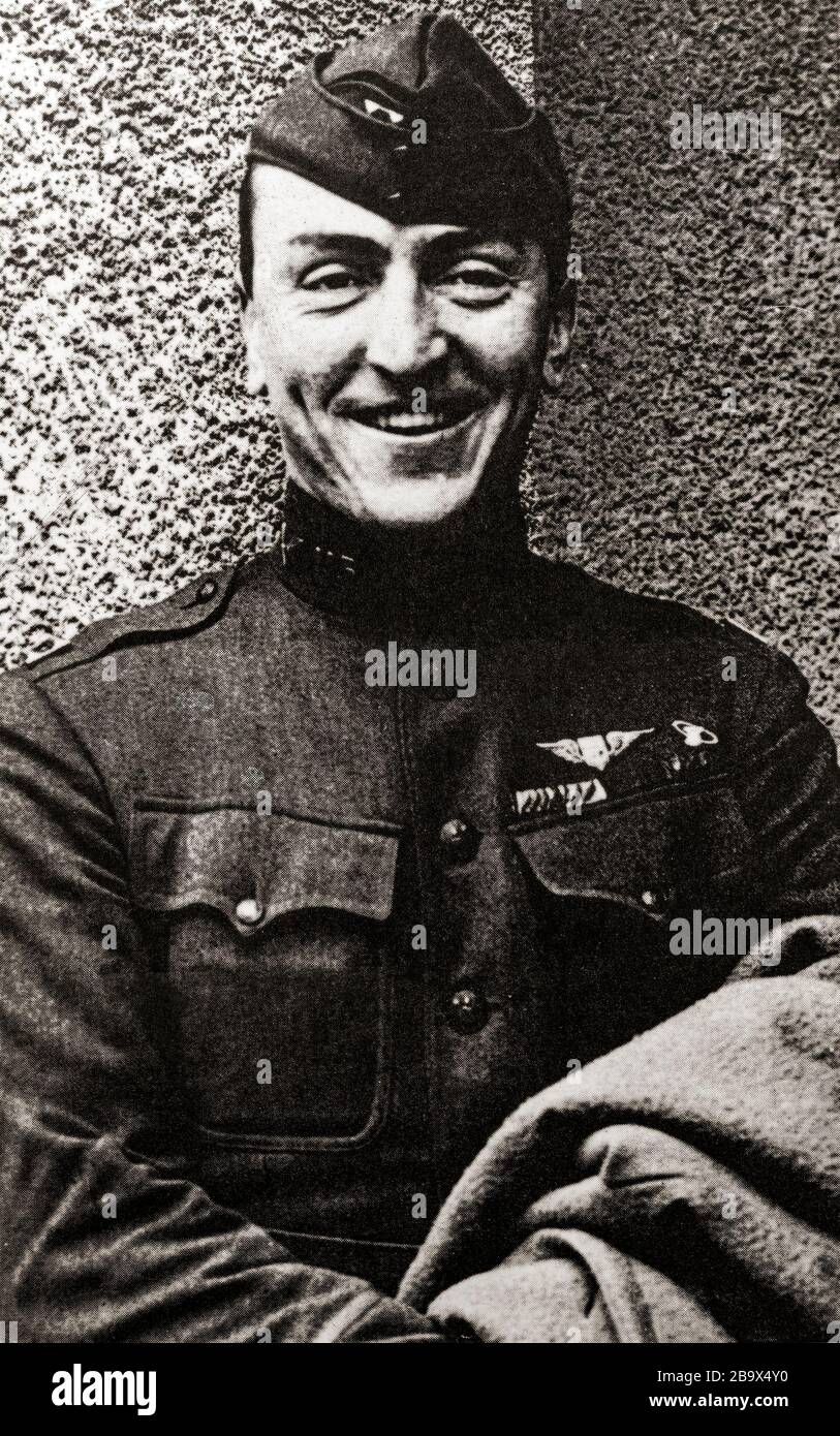 Ein Porträt von Edward Vernon (Eddie) Rickenbacker (1890-1973), einem amerikanischen Jagdflieger im ersten Weltkrieg und Ehrenzeichner. Mit 26 Luftsiegen war er Amerikas erfolgreichste Kampfflieger im Krieg. Er galt auch als der meiste Preis für Tapferkeit eines Amerikaners während des Krieges. Stockfoto