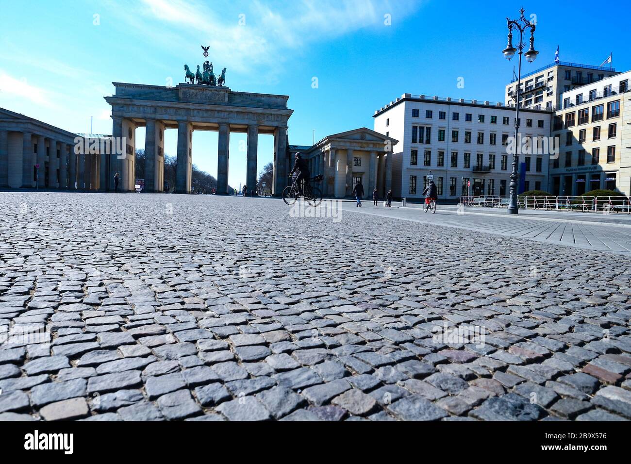 Der Platz vor dem Brandenburger Tor in Berlin, in der Regel ein wichtiger Wahrzeichen und touristischer Hotspot, ist während der Sperrung von Coronavirus in Deutschland menschenleer. Stockfoto