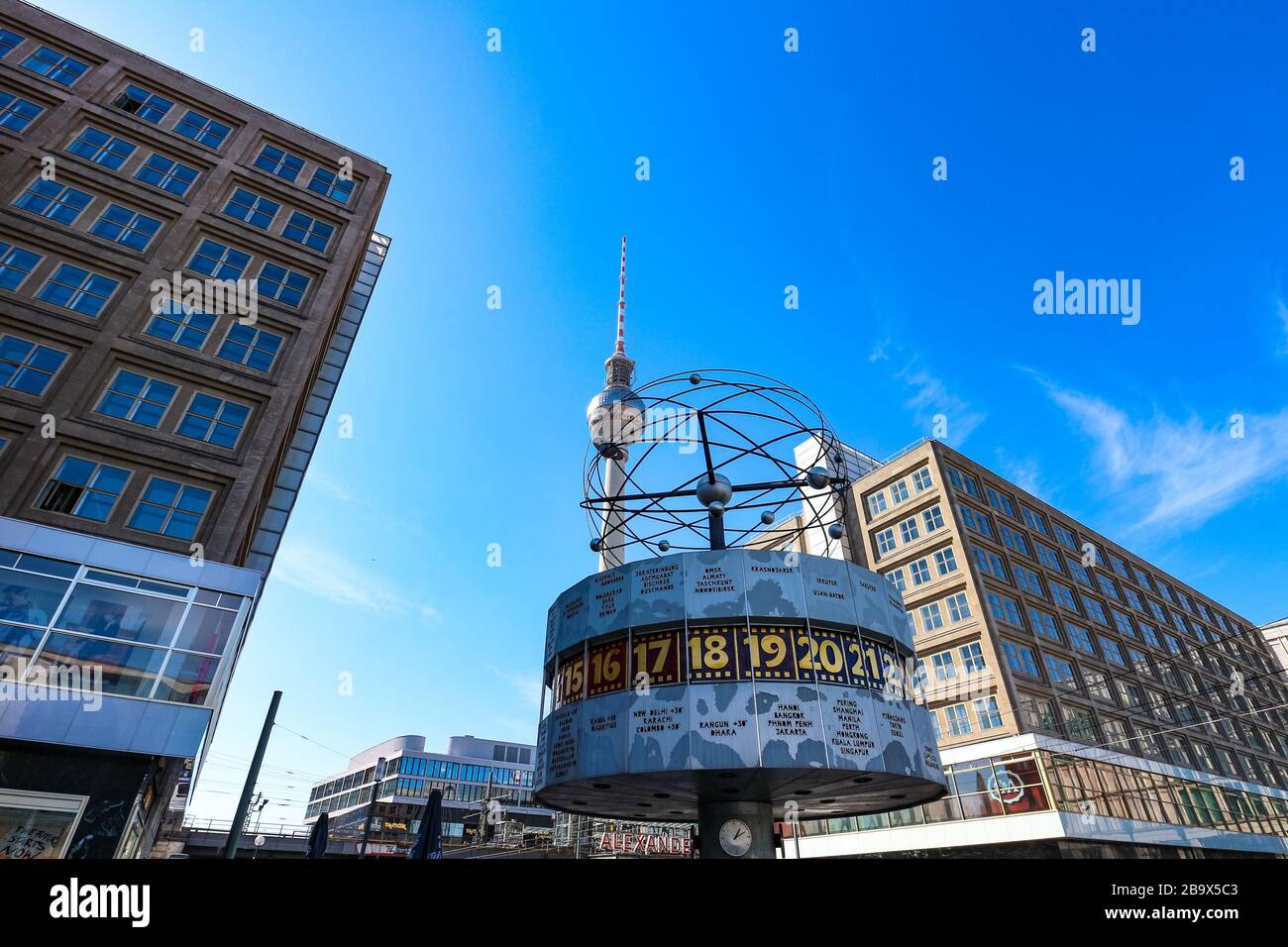 Weltzeituhr und Fernsehturm, zwei der bekanntesten Wahrzeichen am Alexanderplatz, dem Hauptplatz im östlichen Zentrum Berlins. Stockfoto