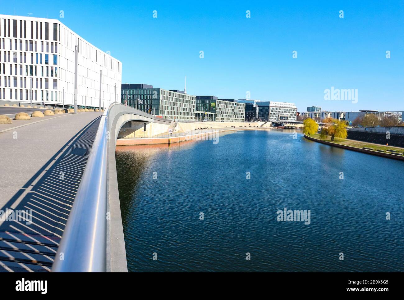 Brücke über die Spree im verlassenen Regierungsviertel im Zentrum Berlins während des Coronavirus-Stillstands in Deutschland. Stockfoto