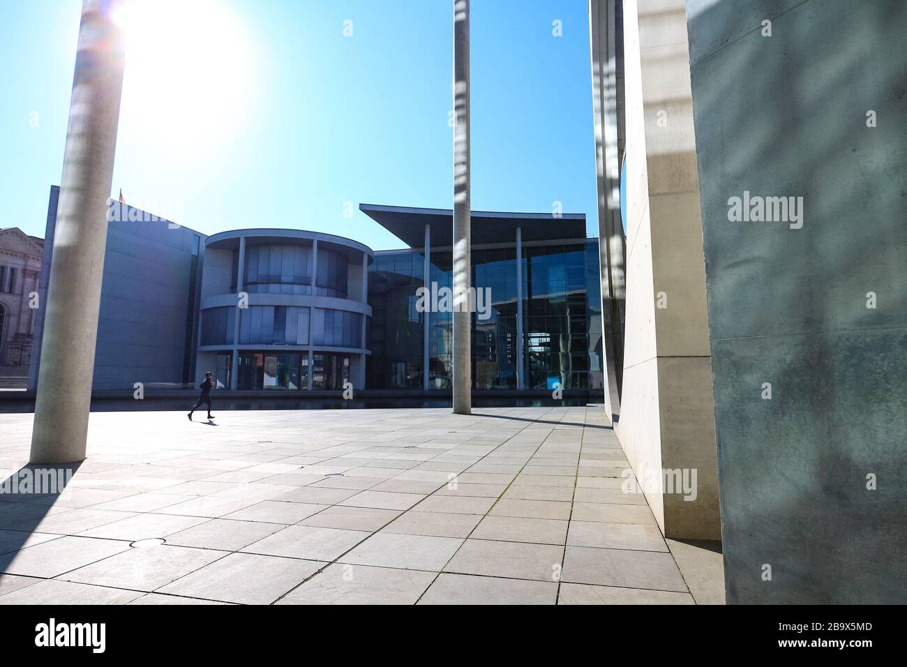 Ein Alleinläufer im desertierten Regierungsbezirk (deutsch: "Regierungsviertel") in Mittelberlin während der Abschaltung des Coronavirus in Deutschland. Stockfoto