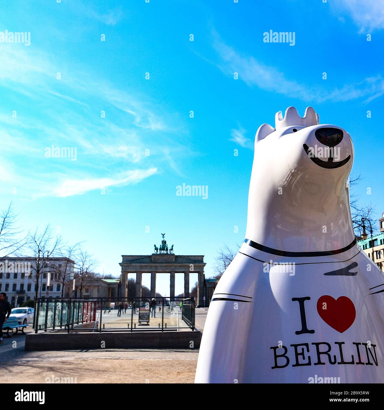 Bärenskulptur mit einem Hemd "Ich liebe Berlin" in Mittelberlin, mit Brandenburger Tor im Hintergrund. Stockfoto