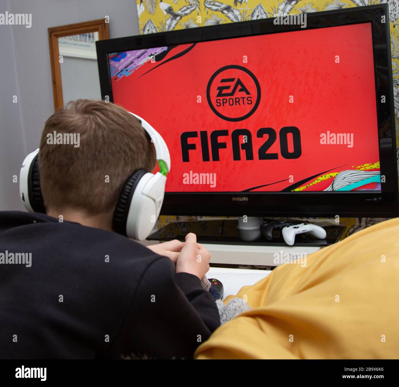 Der Junge spielt FIFA 20 auf der Xbox Stockfoto