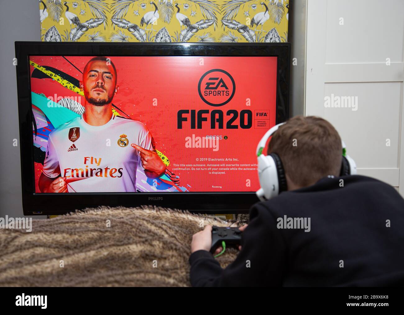 Der Junge spielt FIFA 20 auf der Xbox Stockfoto