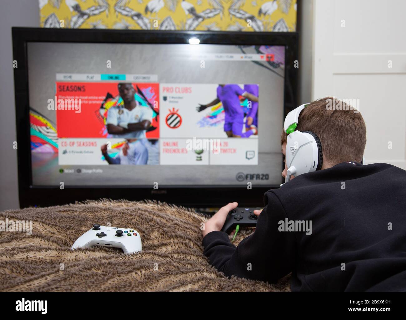 Der Junge spielt FIFA 20 auf der Xbox Stockfoto
