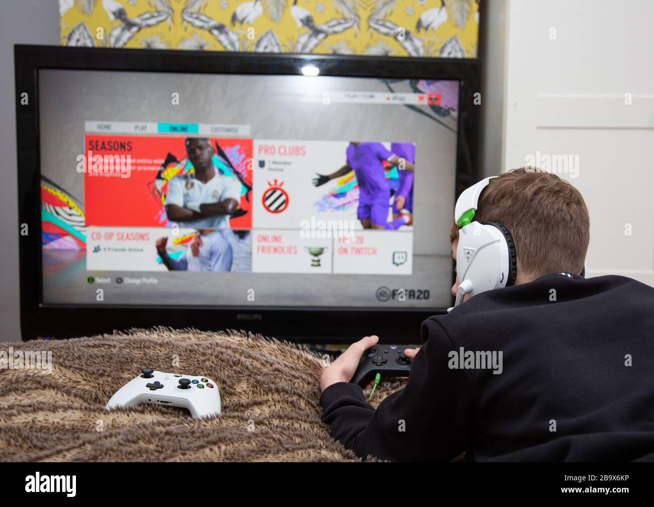Der Junge spielt FIFA 20 auf der Xbox Stockfoto