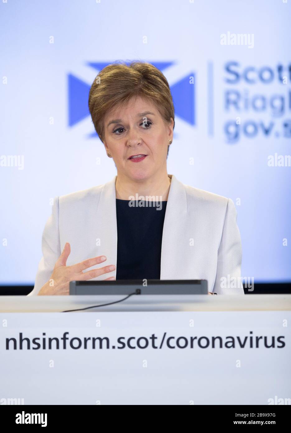 Schottlands erster Minister Nicola Sturgeon hält ein Briefing über den Ausbruch des Coronavirus (COVID-19) im St Andrew's House in Edinburgh ab, nachdem Premierminister Boris Johnson das Vereinigte Königreich in Sperrstellung versetzt hat, um die Ausbreitung des Coronavirus einzudämmen. Stockfoto