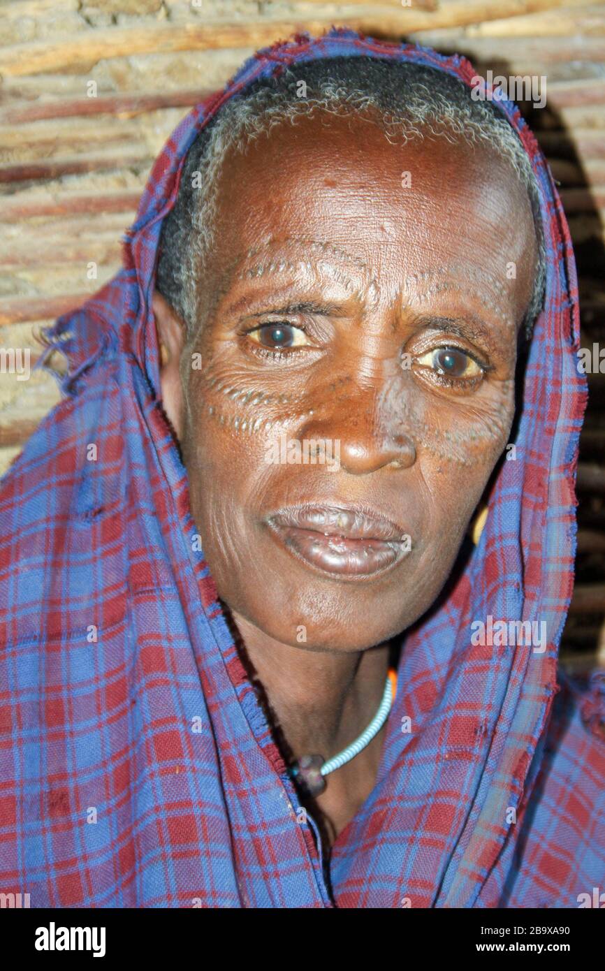 Porträt einer reifen Frau aus Datooga, die in Lake Eyasi Tanzania fotografiert wurde Stockfoto