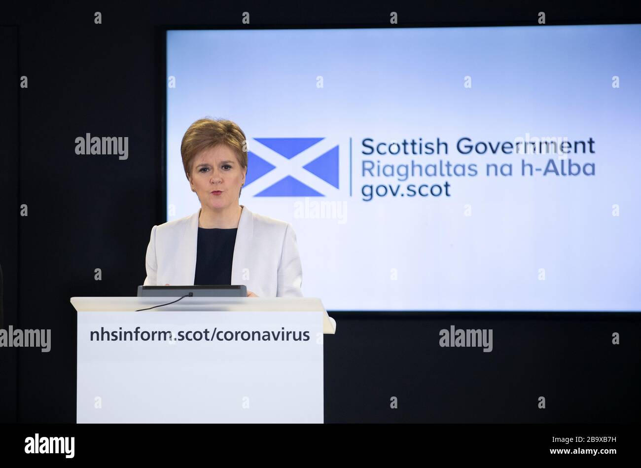 Schottlands erster Minister Nicola Sturgeon hält ein Briefing über den Ausbruch des Coronavirus (COVID-19) im St Andrew's House in Edinburgh ab, nachdem Premierminister Boris Johnson das Vereinigte Königreich in Sperrstellung versetzt hat, um die Ausbreitung des Coronavirus einzudämmen. Stockfoto