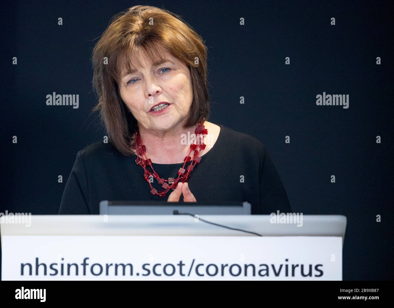 Die Kabinettsekretärin für Gesundheit und Sport, Jeane Freeman, spricht während der ersten Unterrichtung von Ministerin Nicola Sturgeon über den Ausbruch des Coronavirus (COVID-19) im St Andrew's House, Edinburgh, nachdem Premierminister Boris Johnson das Vereinigte Königreich in Sperrstellung versetzt hat, um die Ausbreitung des Coronavirus einzudämmen. Stockfoto