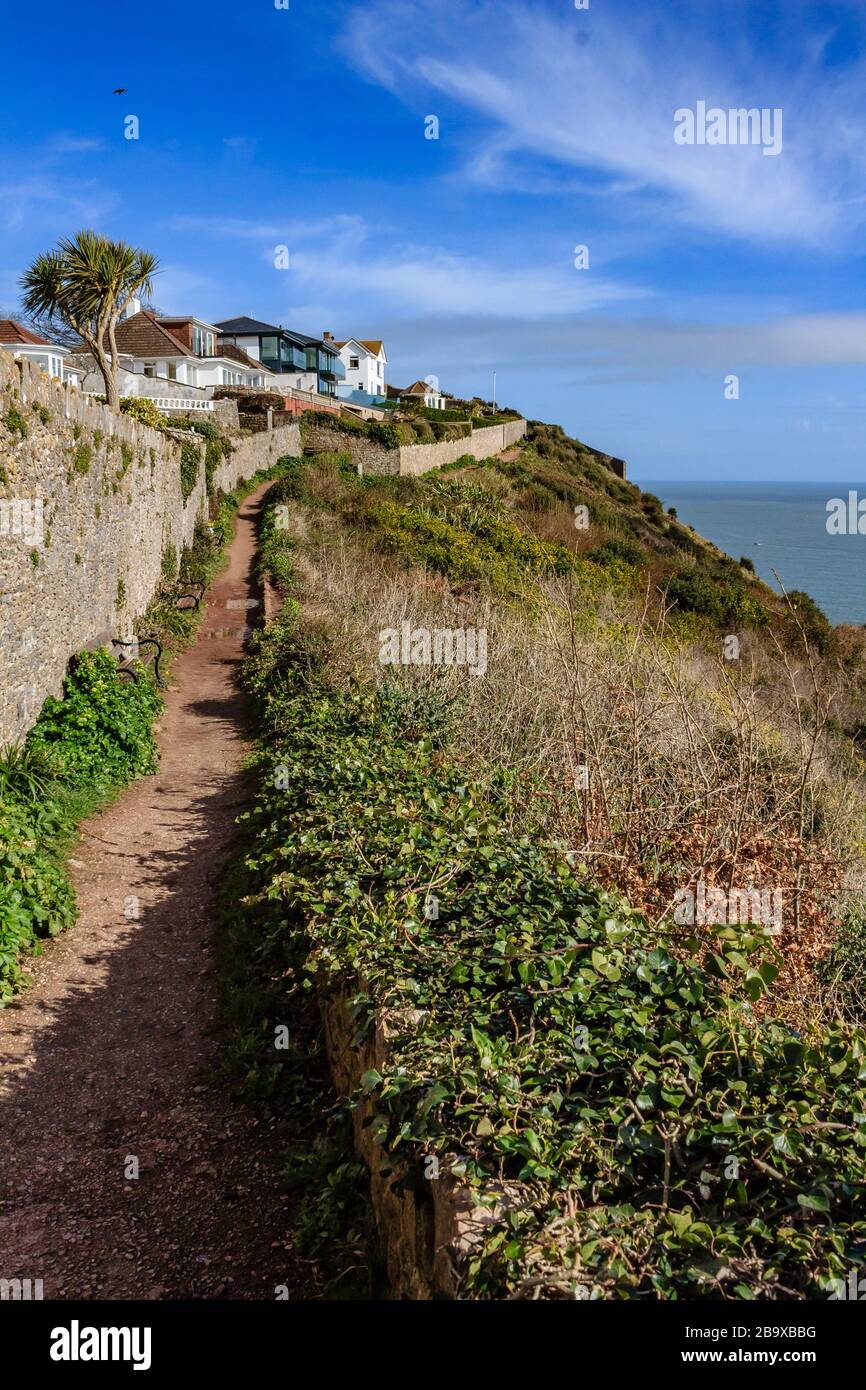 Der South West Coast Path in Torquay, zwischen der Peaked Tor Cove und Meadfoot Bay. Torquay, Devon, Großbritannien. März 2018. Stockfoto