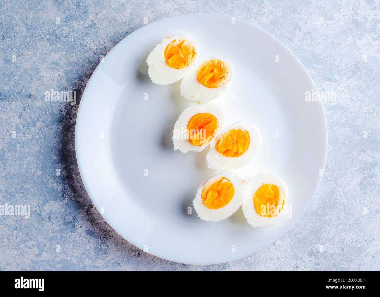 Gekochte Eier auf weißem Teller, Draufsicht Stockfoto