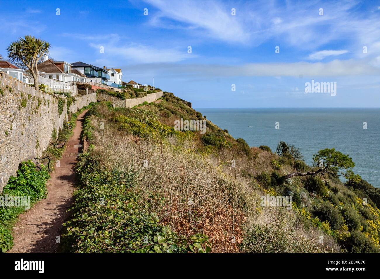 Der South West Coast Path in Torquay, zwischen der Peaked Tor Cove und Meadfoot Bay. Torquay, Devon, Großbritannien. März 2018. Stockfoto