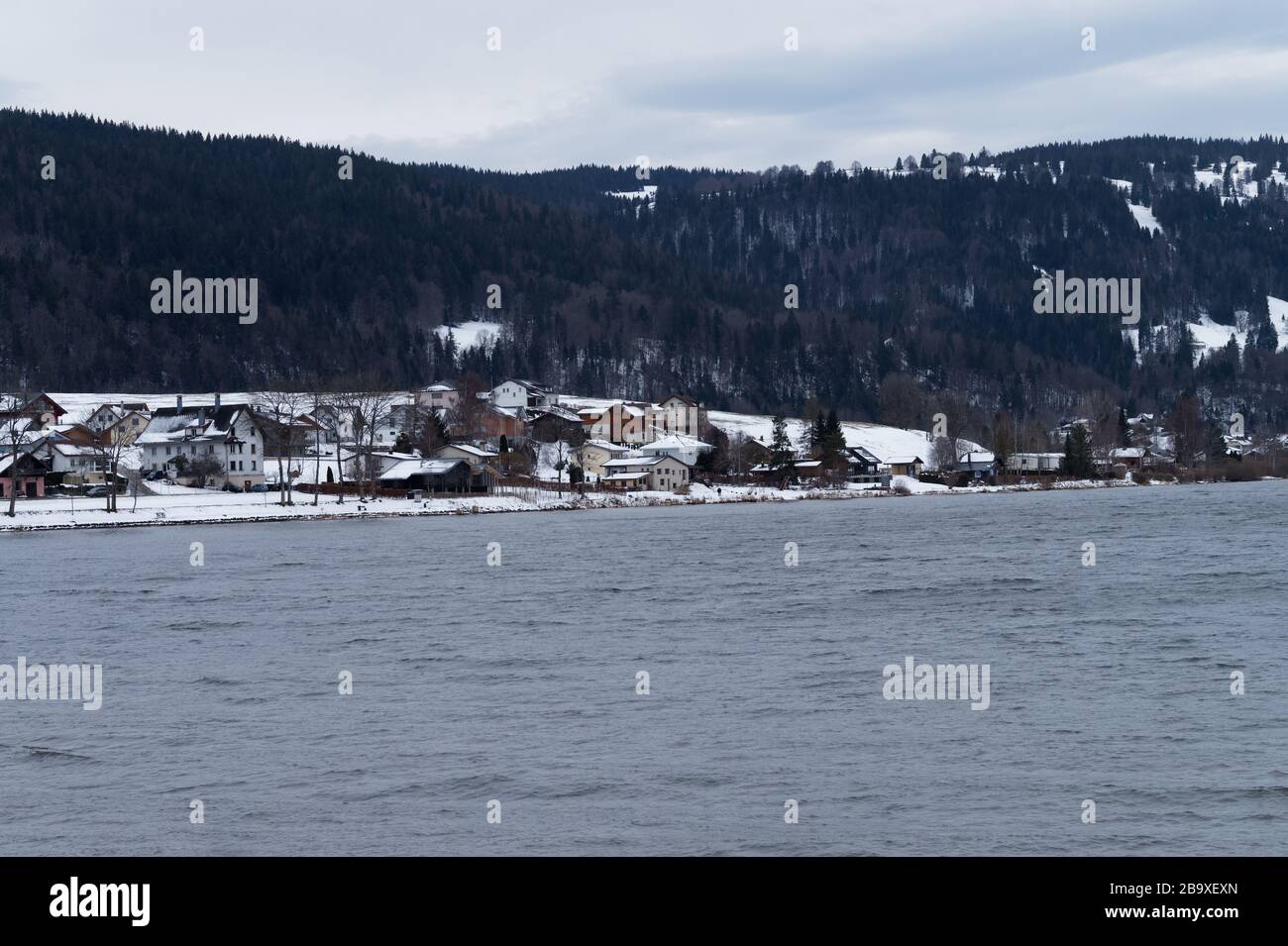 Blick auf den Lac de Joux (Joux-See) und das Vallée de Joux in L'Abbaye in der Schweiz im Winter. Stockfoto