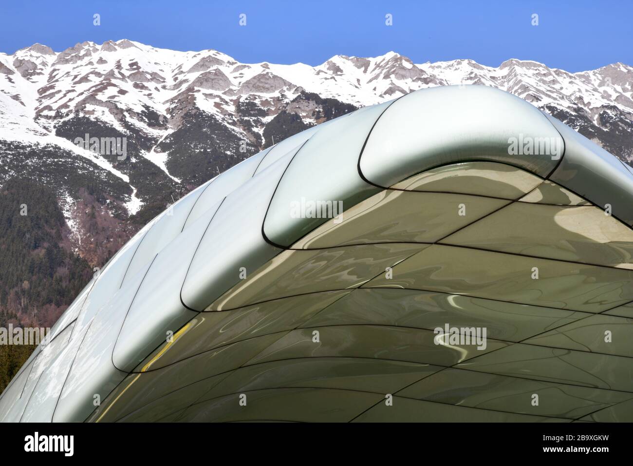 Detail des modernen Designdaches der Hungerburger Standseilbahn Mittelbahnhof, der Teil der Nordkettenbahnen ist und Sie auf den Gipfel von No bringt Stockfoto