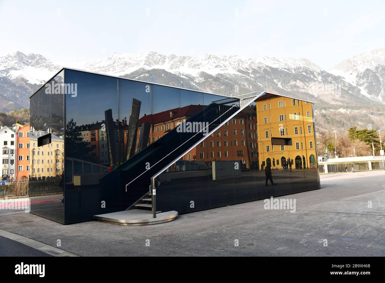 Wasserpumpenanlage am Marktplatz in Innsbruck in zeitgemäßem Glasdesign.sichtbare Reflexionen aus den umliegenden historischen Gebäuden Stockfoto