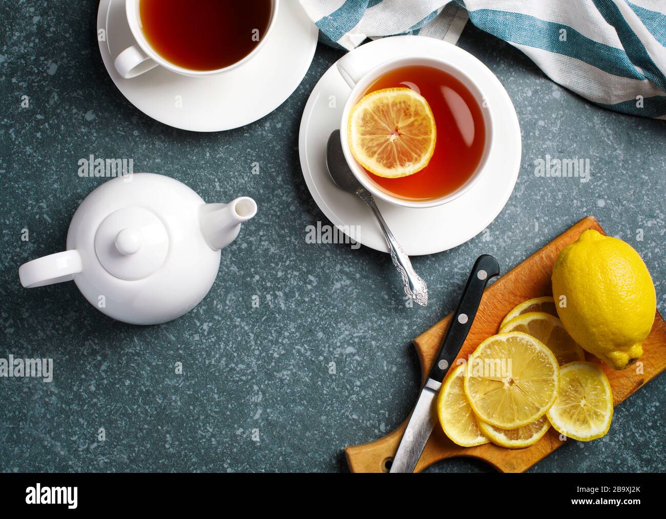 Tasse Tee mit Zitrone, Ansicht von oben Stockfoto