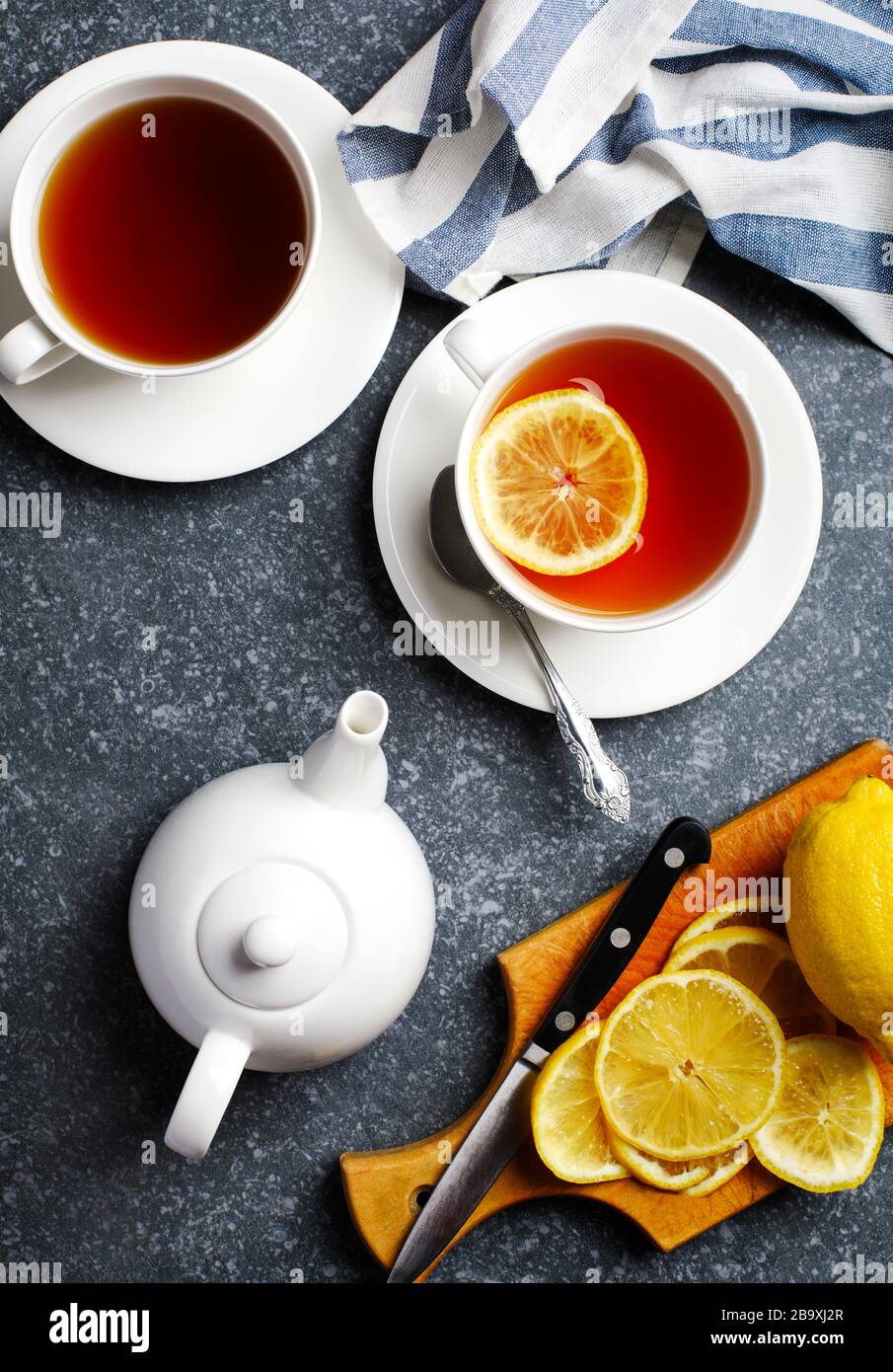 Tasse Tee mit Zitrone, Ansicht von oben Stockfoto