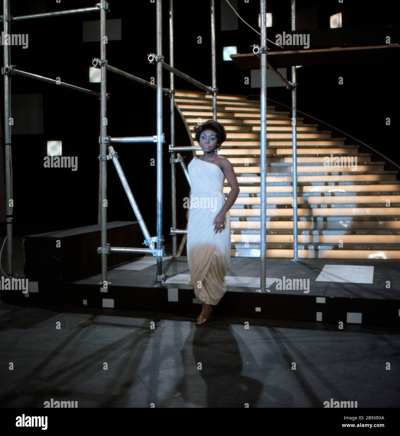 US-amerikanische Opernsängerin (Sopran) Felicitas "Felicia" versammelt sich bei einem Auftritt in einer Musiksendung, Deutschland Anfang 1970er. US-amerikanische Opernsängerin (Sopran) Felicitas 'Felicia' wittert während einer Aufführung in einer Musikshow, Deutschland Anfang der 1970er Jahre. Stockfoto