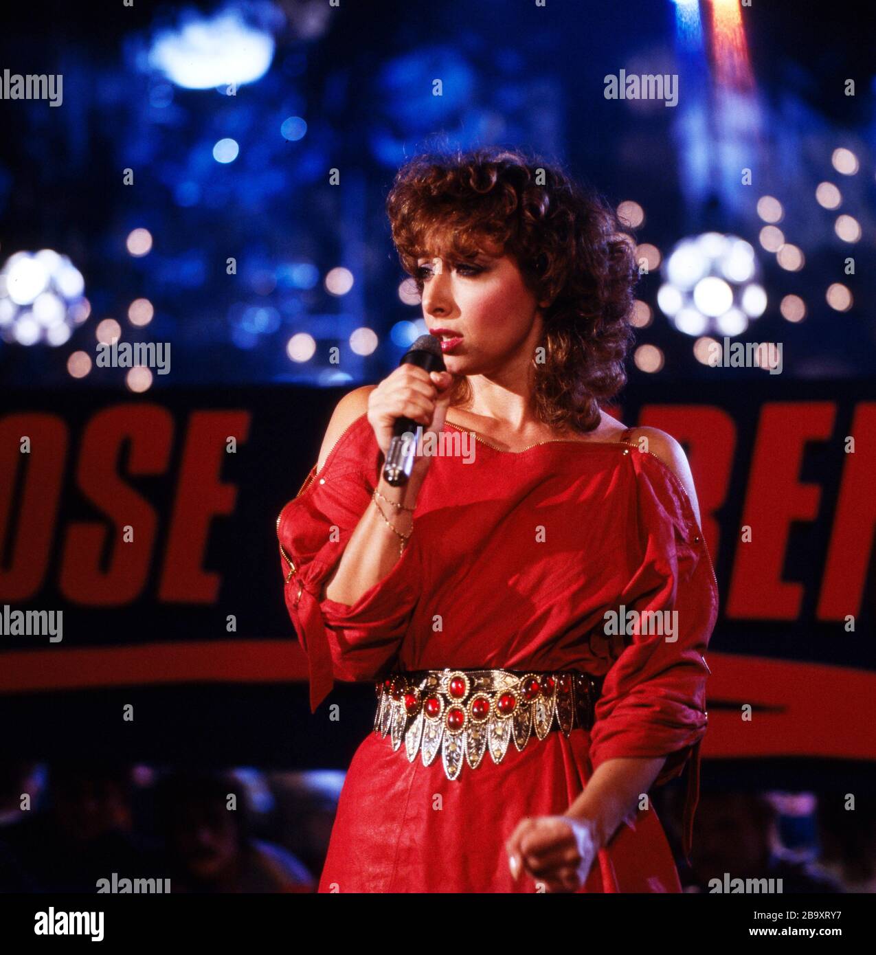 Die französich Popsängerin Rose Laurens bei einem Auftrag, Deutschland 1983. Französische Pop-Sängerin Rose Laurens während eines Auftritts, Deutschland 1983. Stockfoto