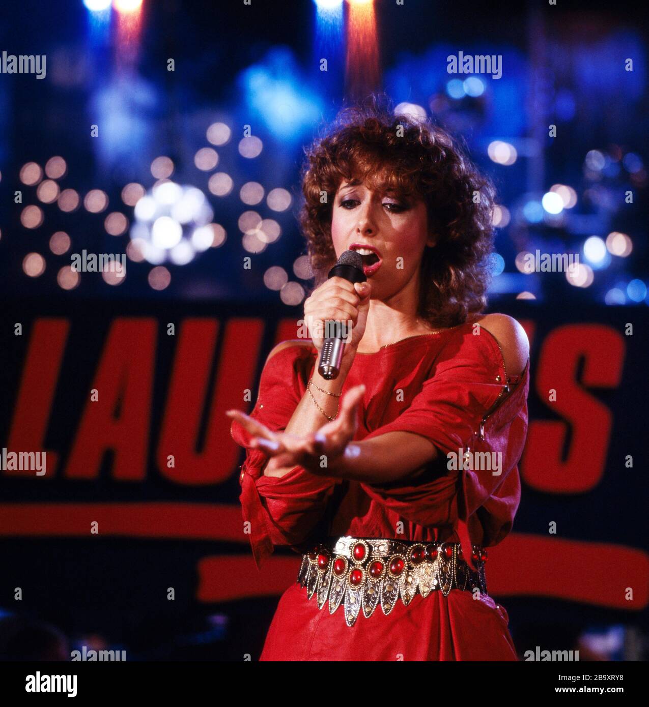 Die französich Popsängerin Rose Laurens bei einem Auftrag, Deutschland 1983. Französische Pop-Sängerin Rose Laurens während eines Auftritts, Deutschland 1983. Stockfoto