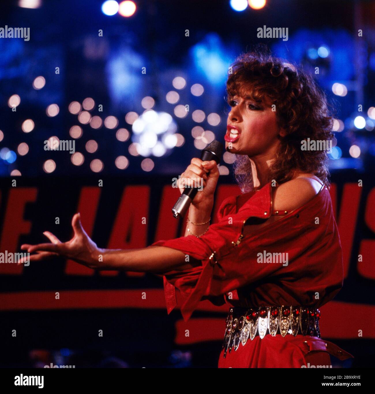 Die französich Popsängerin Rose Laurens bei einem Auftrag, Deutschland 1983. Französische Pop-Sängerin Rose Laurens während eines Auftritts, Deutschland 1983. Stockfoto