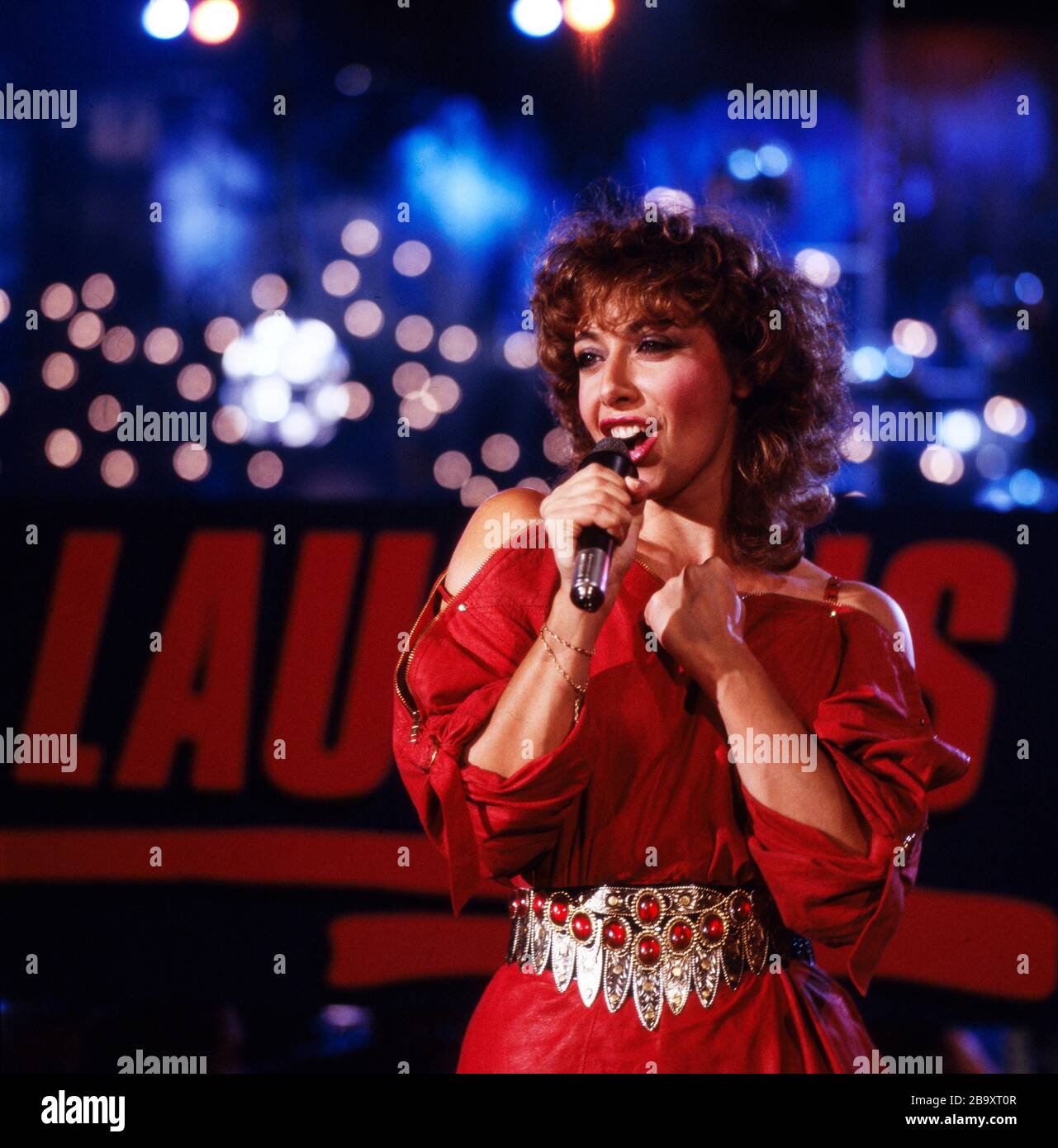 Die französich Popsängerin Rose Laurens bei einem Auftrag, Deutschland 1983. Französische Pop-Sängerin Rose Laurens während eines Auftritts, Deutschland 1983. Stockfoto