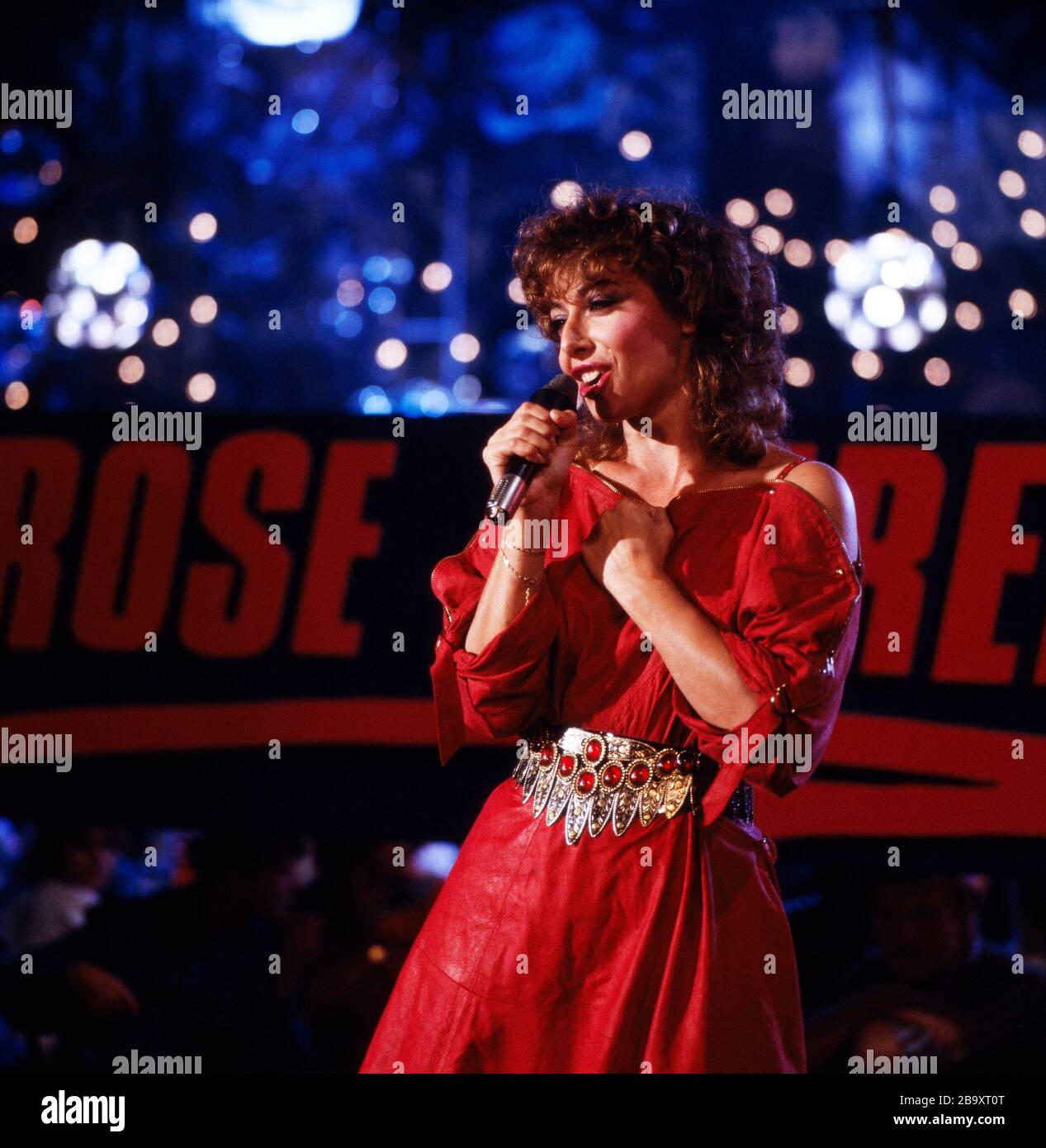 Die französich Popsängerin Rose Laurens bei einem Auftrag, Deutschland 1983. Französische Pop-Sängerin Rose Laurens während eines Auftritts, Deutschland 1983. Stockfoto