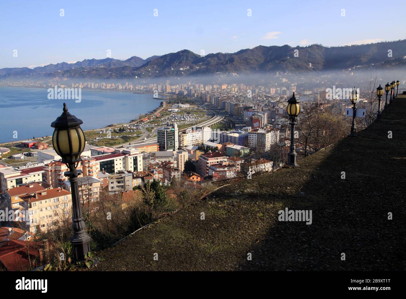 Ein Blick aus der Vogelperspektive auf die Stadt vom Schloss Rize Stockfoto