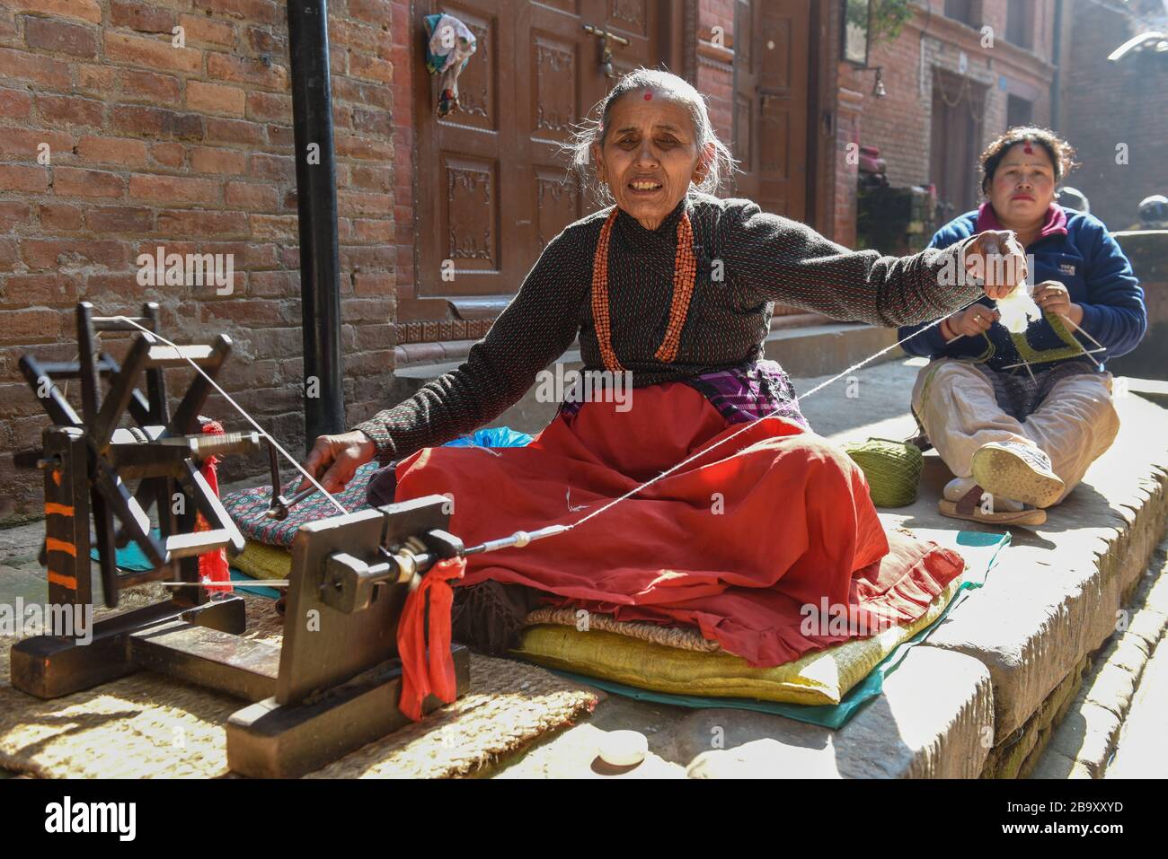 Bhaktapur, Nepal - 28. Januar 2020: Alte Dame, die die Wolle in Bhaktapur auf Nepal spinnt Stockfoto