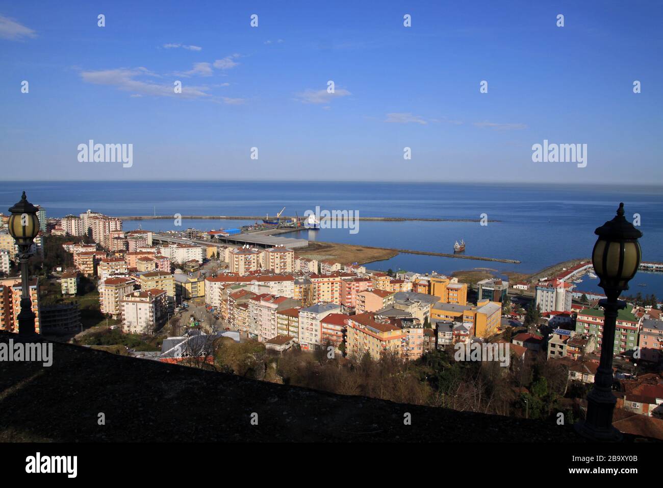 Ein Blick aus der Vogelperspektive auf die Stadt vom Schloss Rize Stockfoto
