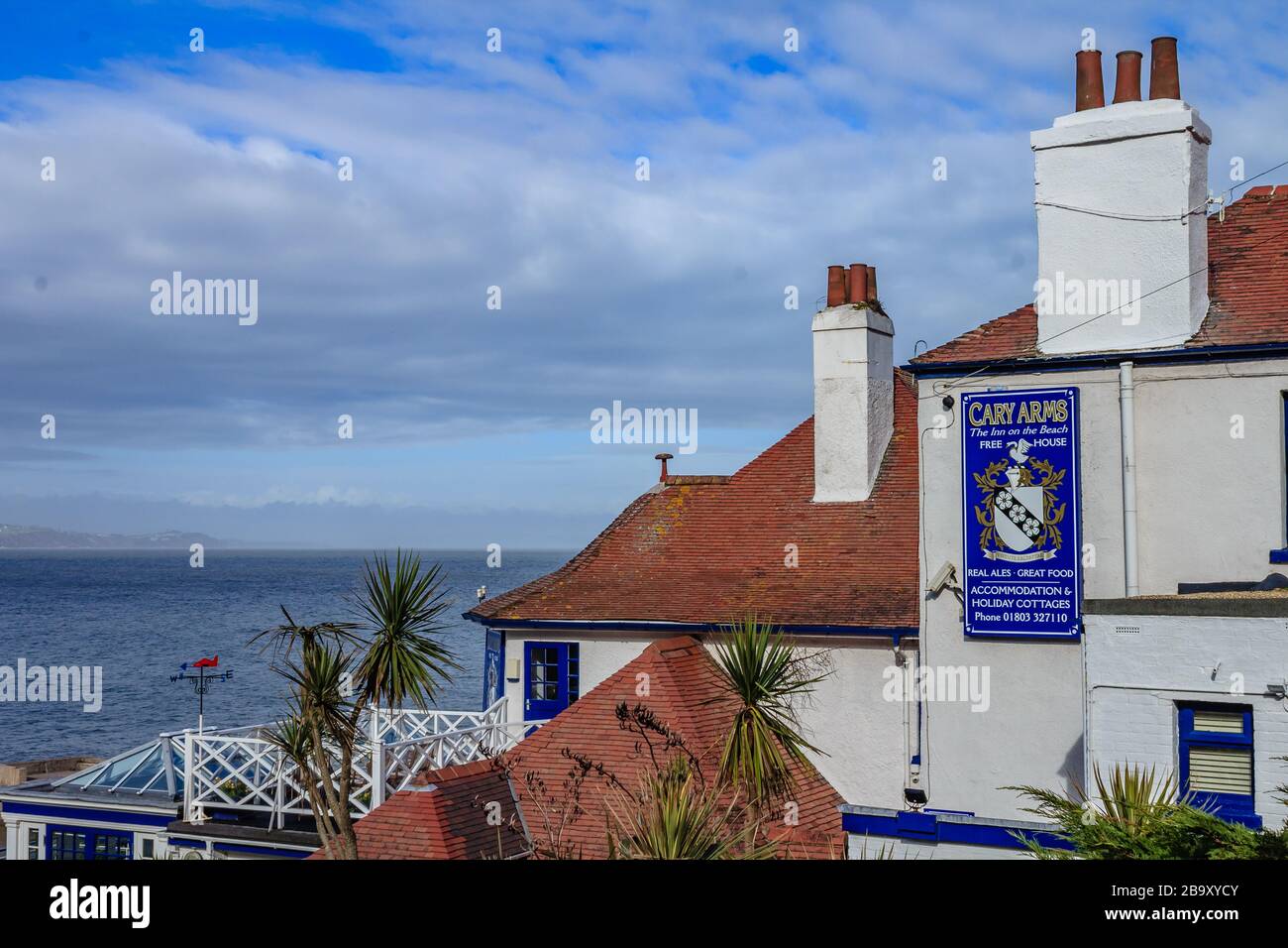 Blick auf das Meer jenseits des Bary Arms Pubs und der Ferienunterkunft Babbacombe, Torquay, Devon, Großbritannien. März 2018. Stockfoto