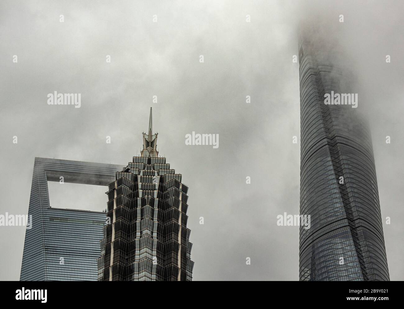 Wolkenkratzer in Shanghai während des Taifuns Lekima, August 2019 Stockfoto