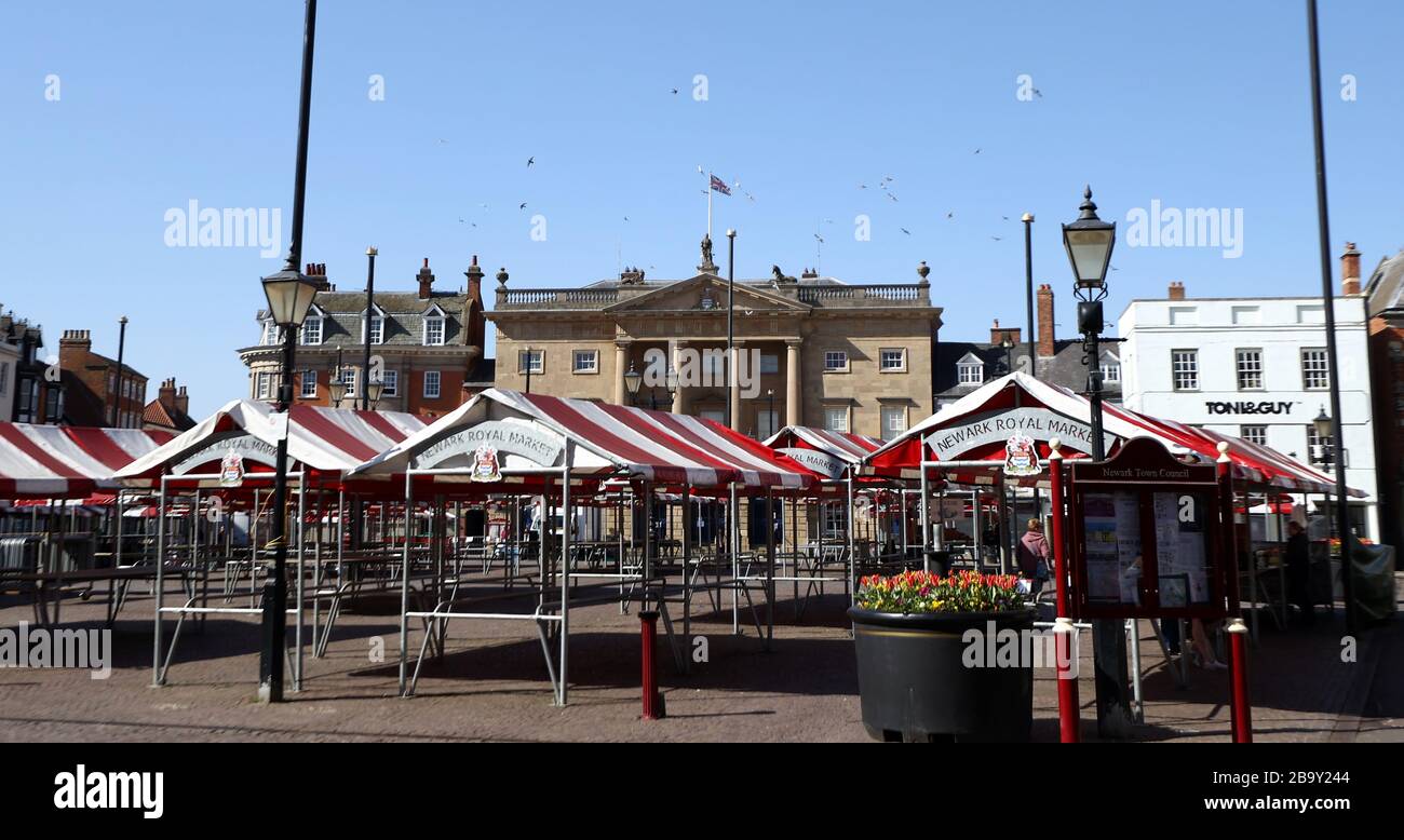 Ein fast leerer Marktplatz am Markttag in Newark-on-Trent, Nottinghamshire, nachdem Premierminister Boris Johnson Großbritannien in Sperrstellung gebracht hat, um die Ausbreitung des Coronavirus einzudämmen. Stockfoto