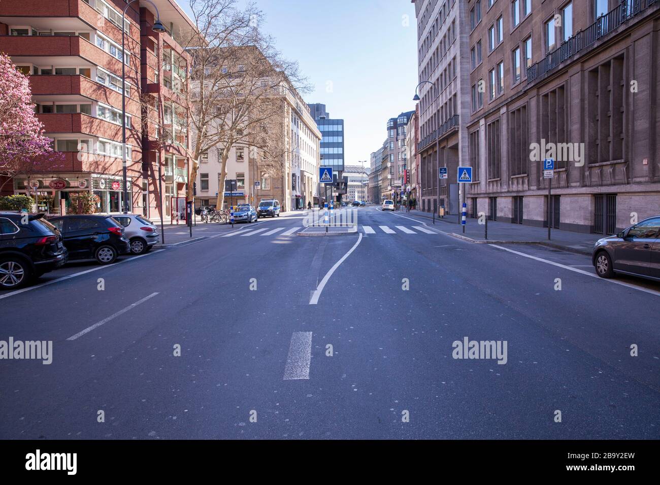 Coronavirus/Covid 19-Ausbruch, 24. März. 2020. Kein Verkehr auf der Straße und den Dominikanern, Köln, Deutschland. Coronavirus/Covid 19 Krise, 24. Stockfoto