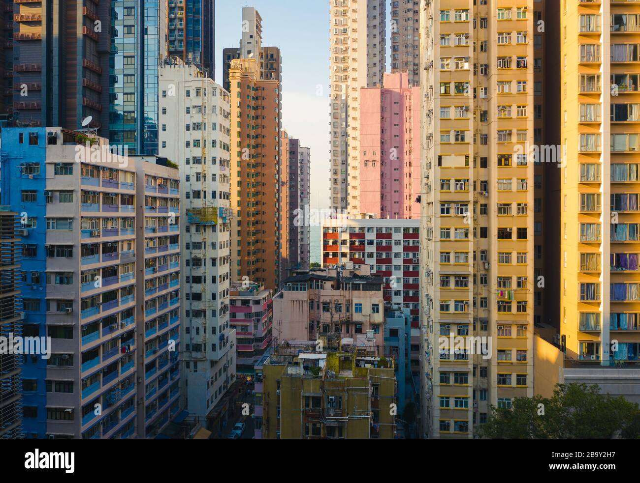 Kennedy Town, Hongkong - 3. November 2019: Bunte Gebäude in Hongkong. Luftaufnahmen Stockfoto