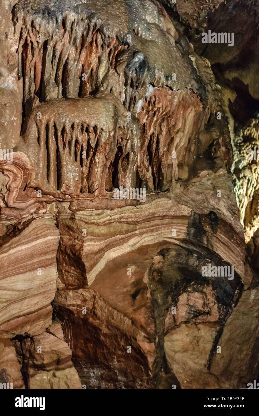 Mineralformationen in der Kents Cavern, einer Schauhöhle in Torquay, Devon, Großbritannien. März 2018. Stockfoto