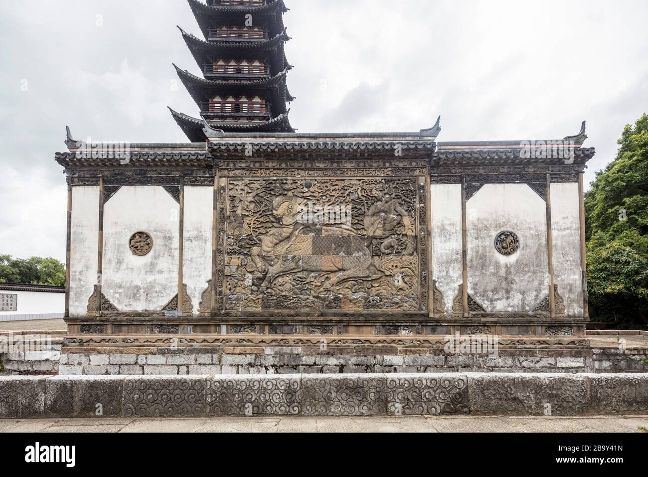 Geschnitztes Steinbass-Relief von Qilin, Ming-Zeit, Fangta-Park, Songjiang, Shanghai, China Stockfoto