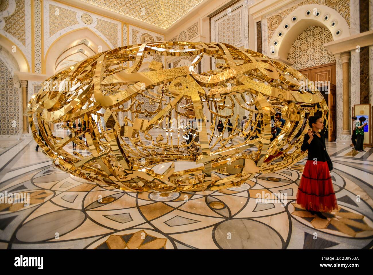 Vereinigte Arabische Emirate. Abu Dhabi. Präsidentenpalast Qasr Al Watan. The Power of Words, Kunstwerk von Mattar bin Lahej inspiriert von einem Zitat des verstorbenen Scheich Zayed bin Sultan Al Nahyan Stockfoto