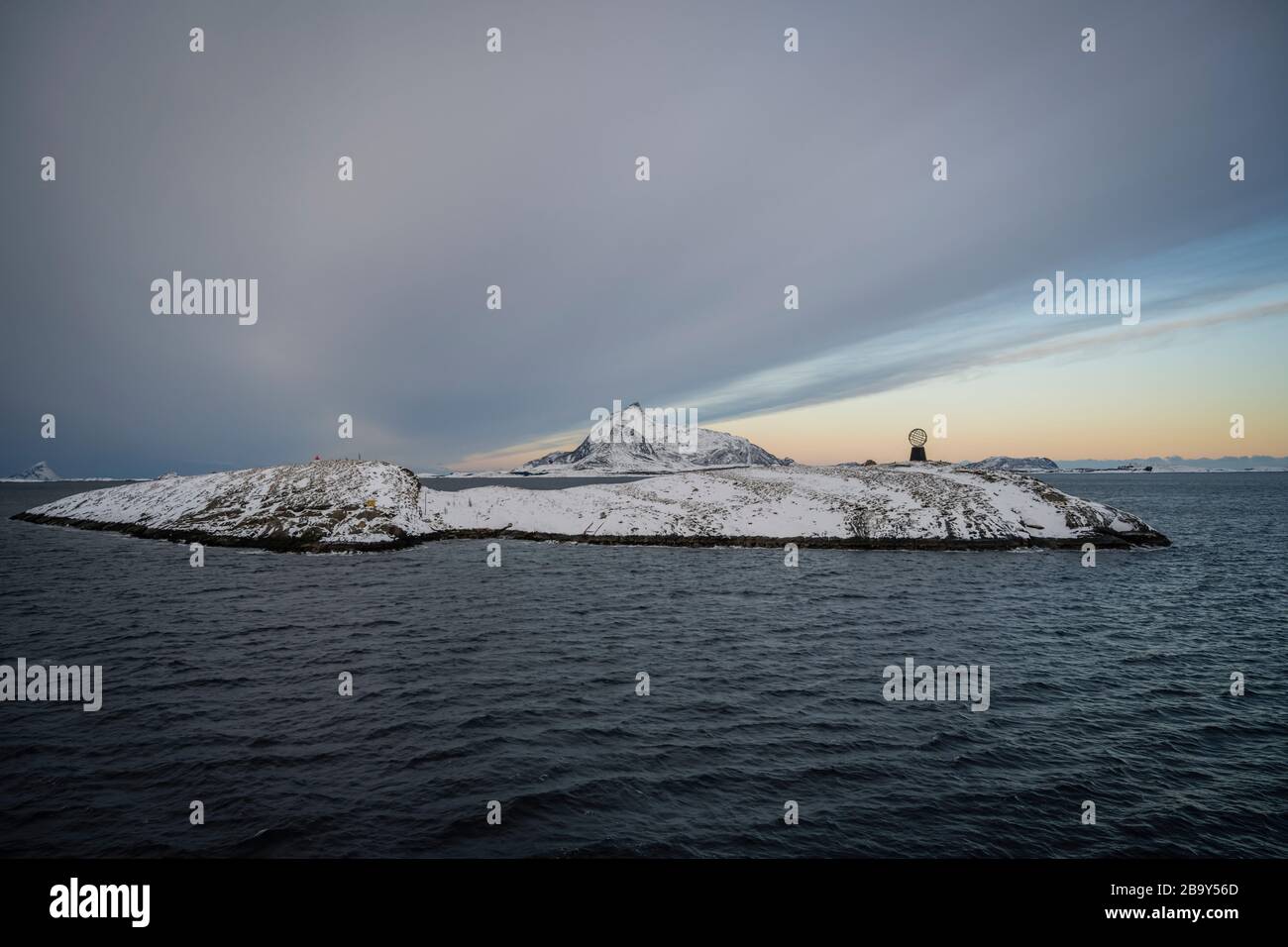 Arktischer Kreisglobus in Vikingen, Gemeinde Rødøy, Norwegen. Stockfoto