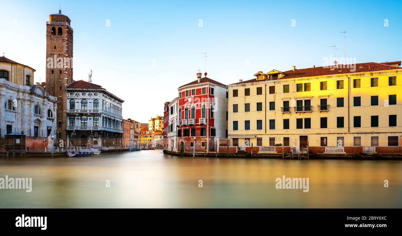 Häuser, Wasserkanäle, Sehenswürdigkeiten, schöne Orte, Menschen und Touristen in der italienischen Stadt Venedig Stockfoto